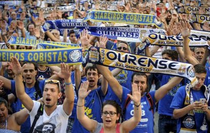 Manifestación de aficionados del Ourense en julio reclamando una plaza en la ACB para su equipo.