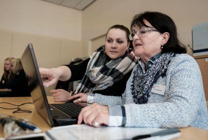 Uma senhora de 70 anos participa de um curso de informática para idosos em Hanover, na Alemanha.
