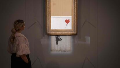 'El amor está en la papelera', una de las obras más famosas del artista británico Banksy, fotografiada en la casa de subastas Sotheby's en el centro de Londres el 8 de octubre de 2021.