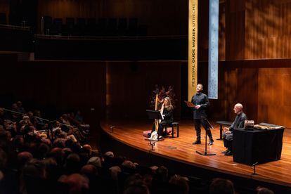 La arpista Angélique Mauillon, el tenor Marc Mauillon y el flautista Pierre Hamon durante su concierto dedicado a música de los trovadores.