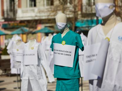 Profesionales sanitarios colocan maniquíes con carteles de protesta el pasado mes de marzo en Madrid