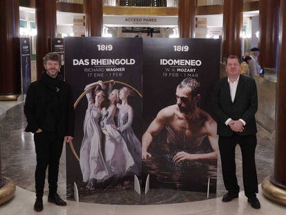 El director de orquesta Pablo Heras Casado (izquierda) e Ivor Bolton (director musical del Teatro Real) posan ante el cartel promocional de 'Idomeneo', el pasado abril. 