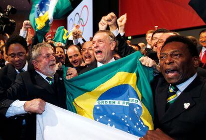 En una foto de 2009, Lula y Pelé, junto con la delegación brasileña, festejan haber ganado el concurso para que Río fuera sede de los Juegos  Olímpicos de 2016.