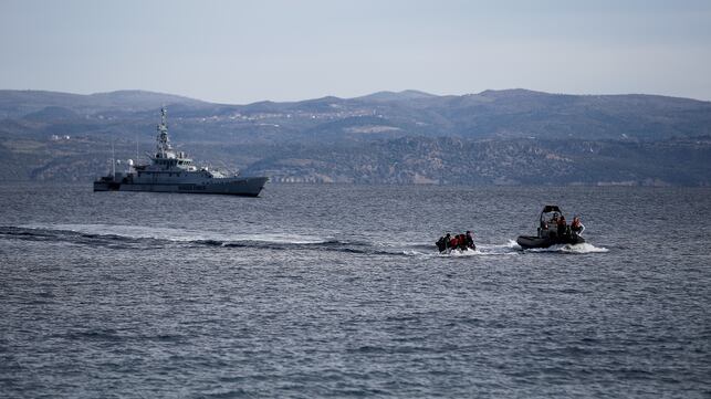 Un barco de rescate acompaña a una patera con migrantes de Afganistán mientras una patrulla de Frontex vigila en aguas del mar Egeo frente a la isla griega de Lesbos el 28 de febrero de 2020.