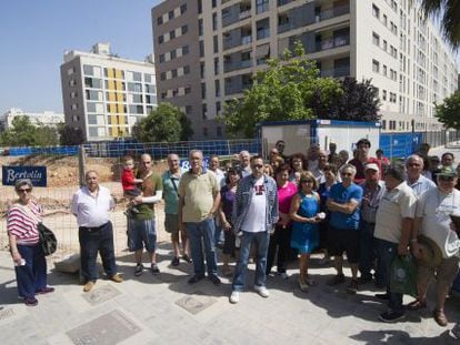 Un grupo de vecinos de Benicalap protesta frente a las obras del nuevo edificio de Casa Caridad.