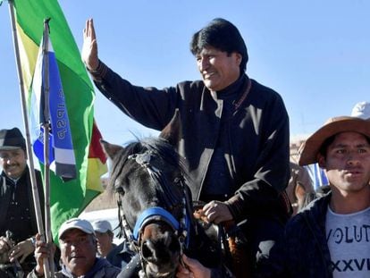 Evo Morales saluda a sus seguidores este jueves en Padcoyo (Bolivia).