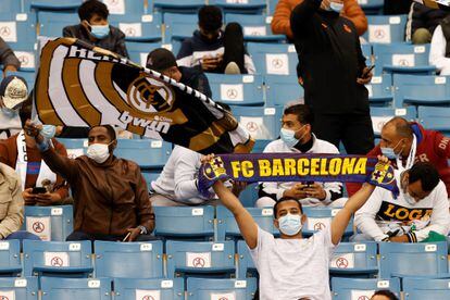 Aficionados en las gradas antes del partido entre el Real Madrid y el Barcelona, de semifinales de la Supercopa de España, el pasado miércoles en el estadio Rey Fahd de Riad. EFE/ Julio Muñoz