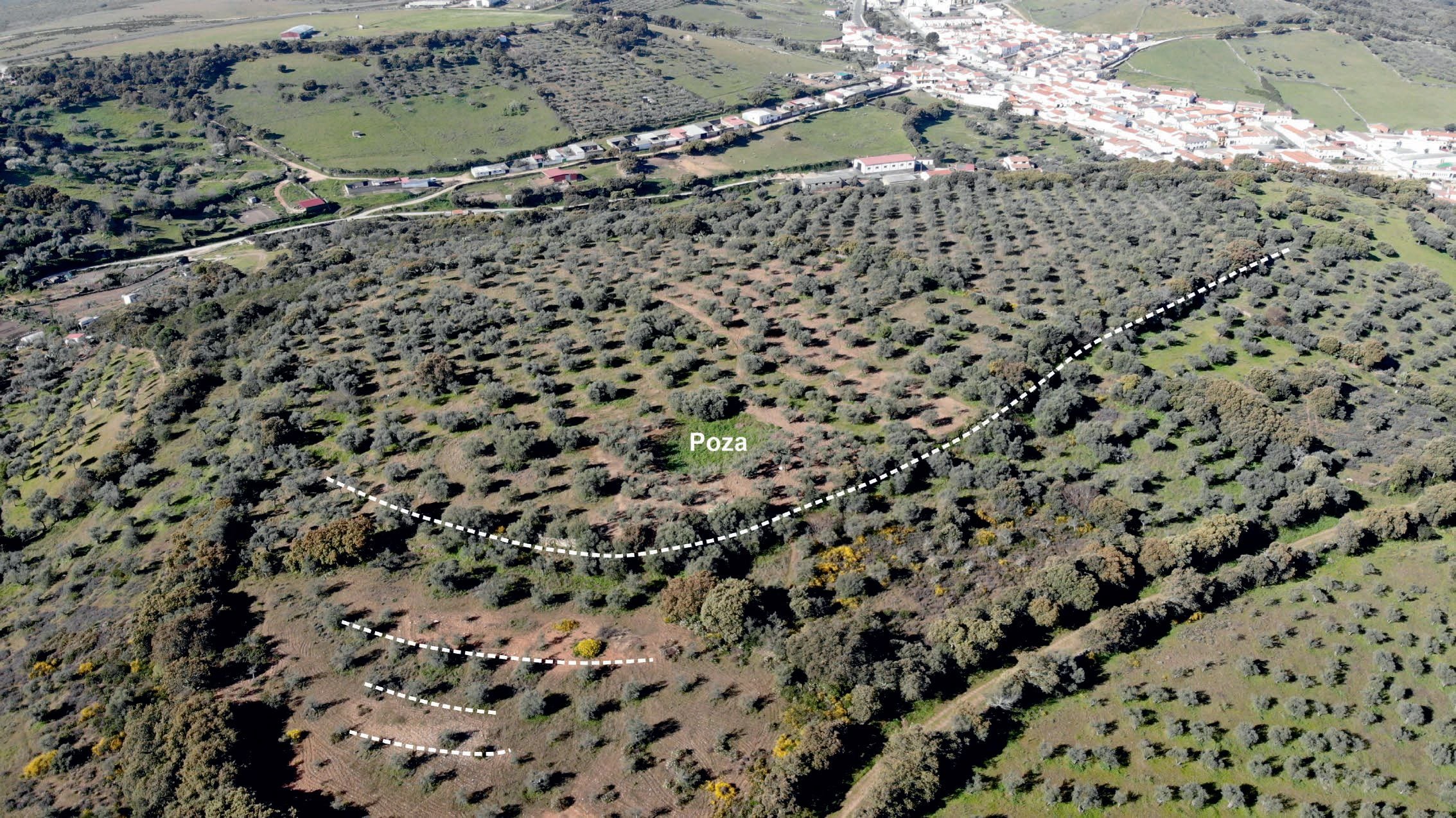 Vista aérea del Cerro de la Breña desde el Sureste. Las líneas discontinuas indican el perímetro amurallado y los fosos el ángulo oriental del recinto.