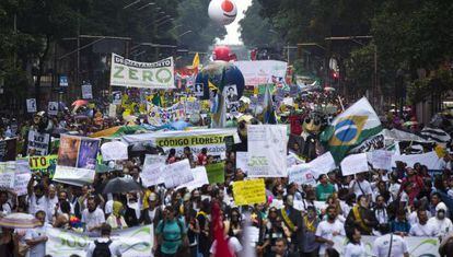 Activistas participan en una marcha de Greenpeace por las calles de R&iacute;o.