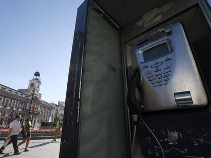 Una cabina telef&oacute;nica en la madrile&ntilde;a Puerta del Sol.