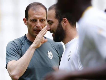 Allegri, t&eacute;cnico de la Juventus, se dirige a Higua&iacute;n durante una pr&aacute;ctica.