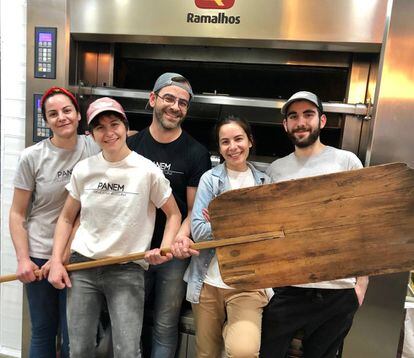 LA FAMILIA GARCÍA AL COMPLETO, CINCO HERMANOS PANADEROS / CAPEL