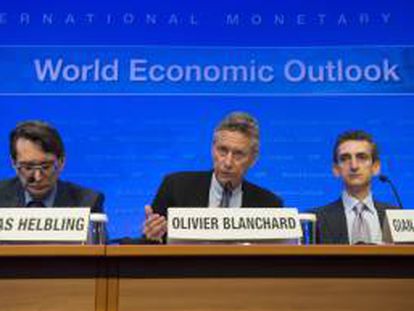 El economista jefe del Fondo Monetario Internacional (FMI), Olivier Blanchard (c), el jefe de la división de Estudios Económicos Mundiales del FMI, Thomas Helbling (i), y Gian Maria Milesi Ferreti (d), del departamento del Hemisferio Occidental del FMI, comparecen en una rueda de prensa de presentación del informe del FMI.