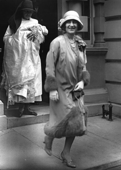 La madre de la reina Isabel II, la duquesa de York, sale del número 17 de Bruton street camino del bautizo de su hija.  