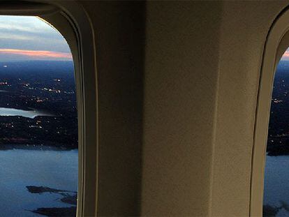 Las ventanas de los aviones como marcos de fotos, de <i>Holding Pattern</i>.