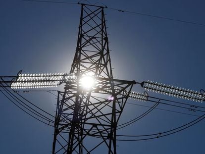 El precio de la luz bajará mañana más del 5% tras dispararse hoy: estas serán las horas más caras