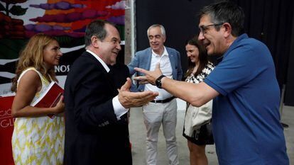 El alcalde de Vigo, Abel Caballero, a la izquierda, conversa con el secretario de política federal del PSOE, Patxi López.