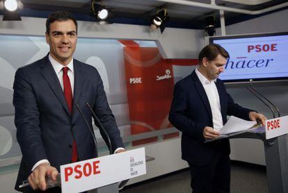 El secretario general del PSOE, Pedro Sánchez (i), junto al secretario de Economía del partido, Manuel de la Rocha (d), este viernes en la sede del PSOE.