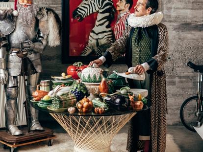 Para Eduardo Sourrouille, una armadura es Papá Noel, y una mesa llena de animales y verduras de cerámica el Belén navideño. Como fondo, una foto de la serie ‘Dear Friends’ del propio artista.