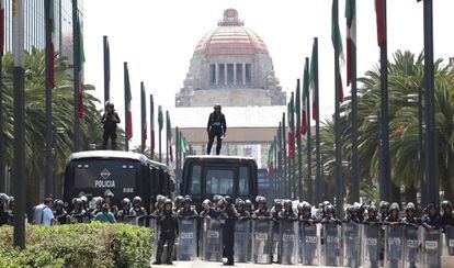 La policía resguarda un monumento antes de una marcha de la CNTE en mayo pasado.