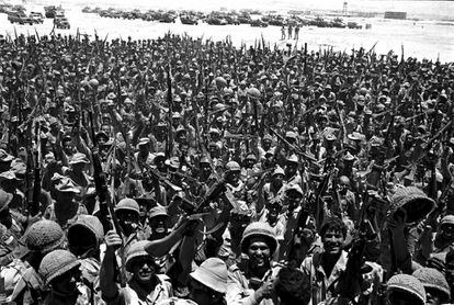 Tropas israelíes celebran la victoria en el Sinaí, Egipto, el 10 de junio de 1967.