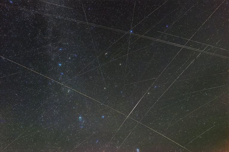 Rastros dejados en el cielo durante una hora por los satélites que reflejan la luz del sol.