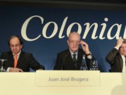 Jos&eacute; Bruguera (c) presidente, Pere Vi&ntilde;olas, consejero delegado (i) y Francisco Pal&agrave; del consejo de administraci&oacute;n (d) al inicio de la junta general extraordinaria de la inmobiliaria Colonial.