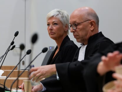 Ria van der Steen, que perdió a su padre y a su madrastra en el vuelo MH17, en el juicio por el ataque contra el avión de Malaysia Airlines este lunes en Ámsterdam.