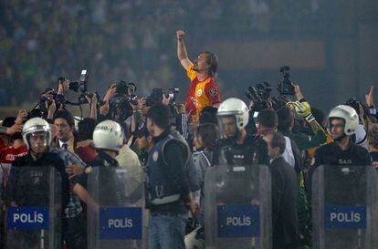 El jugador del Galatasaray, Ayhan Amman, celebra el campeonato de la Liga turca.