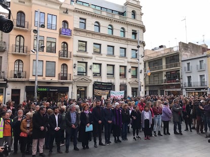 Concentración en el Ayuntamiento de Badalona contra la violación a una niña de 11 años.