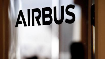 Logo de Airbus en sus central de Toulouse.