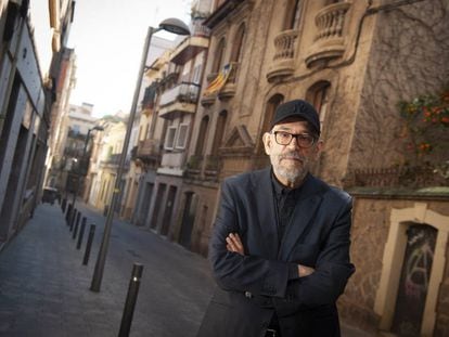 El periodista y escritor Marcos Ordónez, ayer, en una calle de Barcelona.