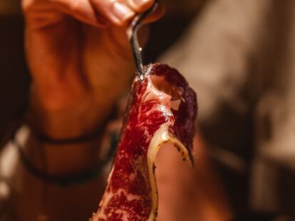 Jamón de vaca rubia gallega, una de las propuestas de Carnal, un 'steak house'
en Barcelona.