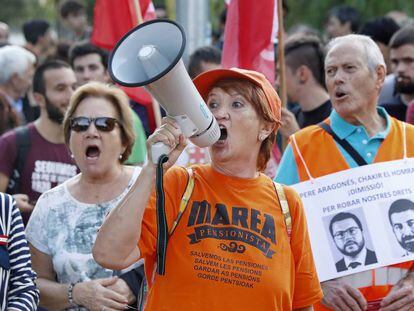 Protesta ante el Parlament para reclamar que se cumpla la Ley de Renta Garantizada.