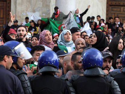 Decenas de argelinos protestan en Argel contra el nuevo Gobierno interino del país tras la dimisión de Abdelaziz Bouteflika.