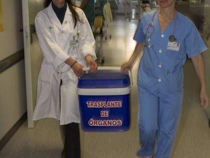 Transporte de un órgano para trasplante en el Hospital Virgen del Rocío de Sevilla en 2014.