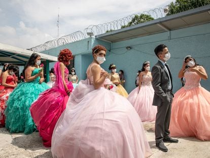 Hijas de reclusas del penal de Reinserción Social de Santa Martha Acatitla, festejan sus XVs años en compañía de sus familiares.