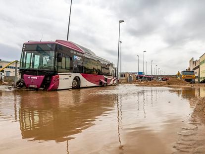 Vista de la nave de autobuses urbanos Unauto, en el polígono industrial de Toledo, afectada por las fuertes lluvias caídas desde este sábado.