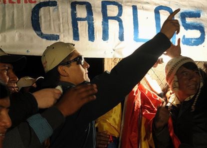 El minero boliviano Carlos Mamani a su salida del hospital 24 horas después del rescate.