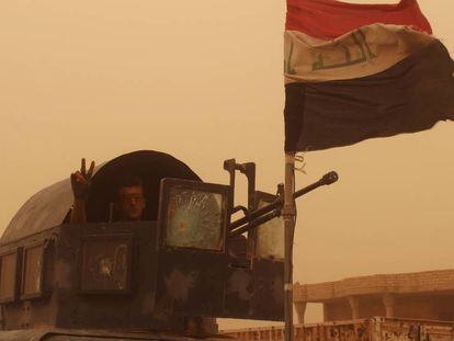 Un miembro de las fuerzas gubernamentales de Irak saluda con la v de victoria este jueves tras entrar en la ciudad de Zankura.