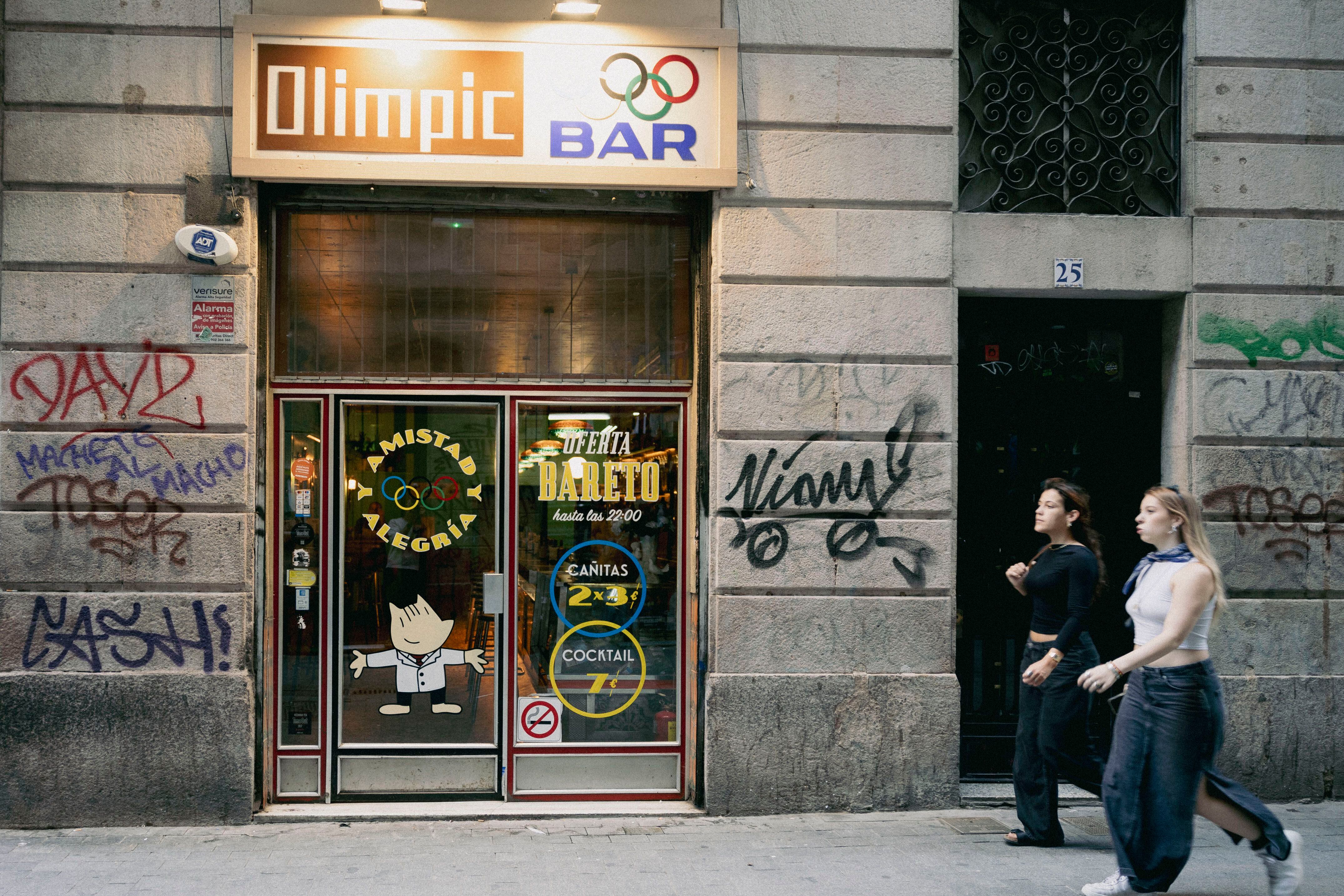 Fachada del Bar Olimpic, en el número 25 de la calle Joaquim Costa, epicentro del Raval. 