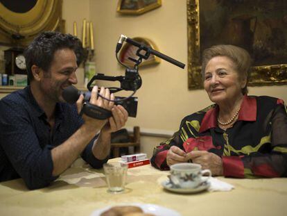 Gustavo Salmer&oacute;n, grabando a su madre, Julia, para el documental.