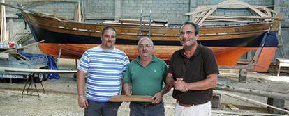 Miguel Jesús Gago, Manuel Mougán y Marcelino Abuín, los tres artífices de la reconstrucción del galeón.