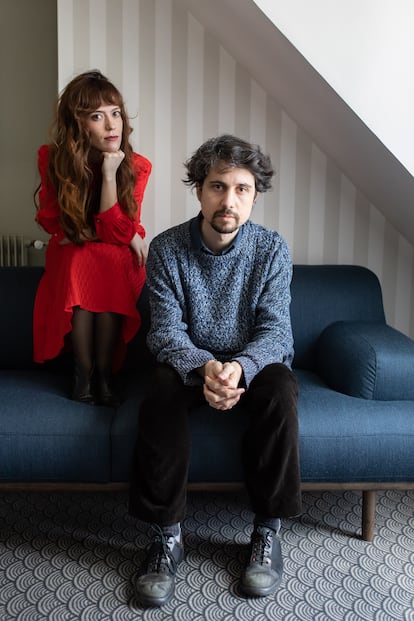 Jonás Trueba y la actriz y coguionista Itsaso Arana, retratados este jueves en París.