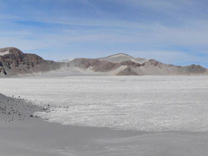 Vista de la caldera del volcán Cerro Blanco.