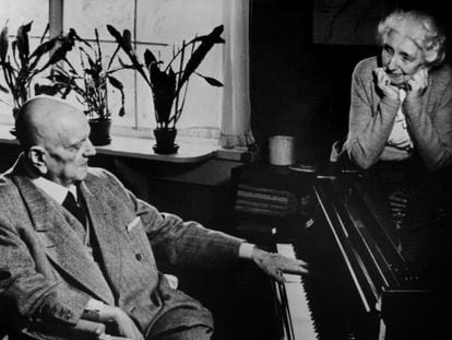 Sibelius escucha la radio en Ainola en 1950.
