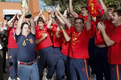 Álvaro del Bosque, hijo del seleccionador, levanta la Copa del Mundo ante los jugadores.