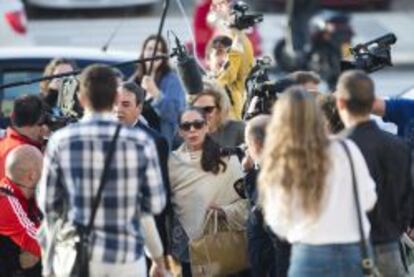 La tonadillera Isabel Pantoja, acompañada por su abogado, a su llegada el 16 de abril de 2013 a la Audiencia de Málaga para conocer su condena por blanqueo de capitales.