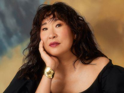 Sandra Oh lleva cuerpo de CAROLINA HERRERA y brazalete de TIFFANY & CO.