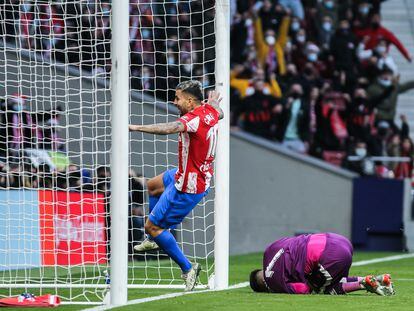 Correa empuja su segundo gol en el Atlético-Rayo Vallecano disputado este domingo en el Wanda Metropolitano.